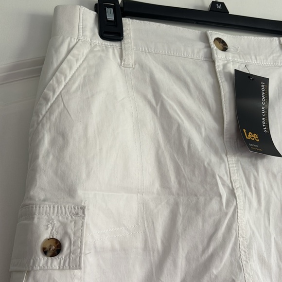 NWT Lee womens Ultra Lux Comfort With Flex-to-go Cargo Skort, white, size 4 - Picture 8 of 12